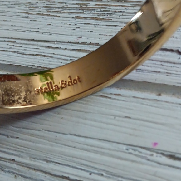 Stella & Dot Lindsay Pink Enamel clamper cuff bracelet Goldtone Celtic knot - Picture 4 of 6